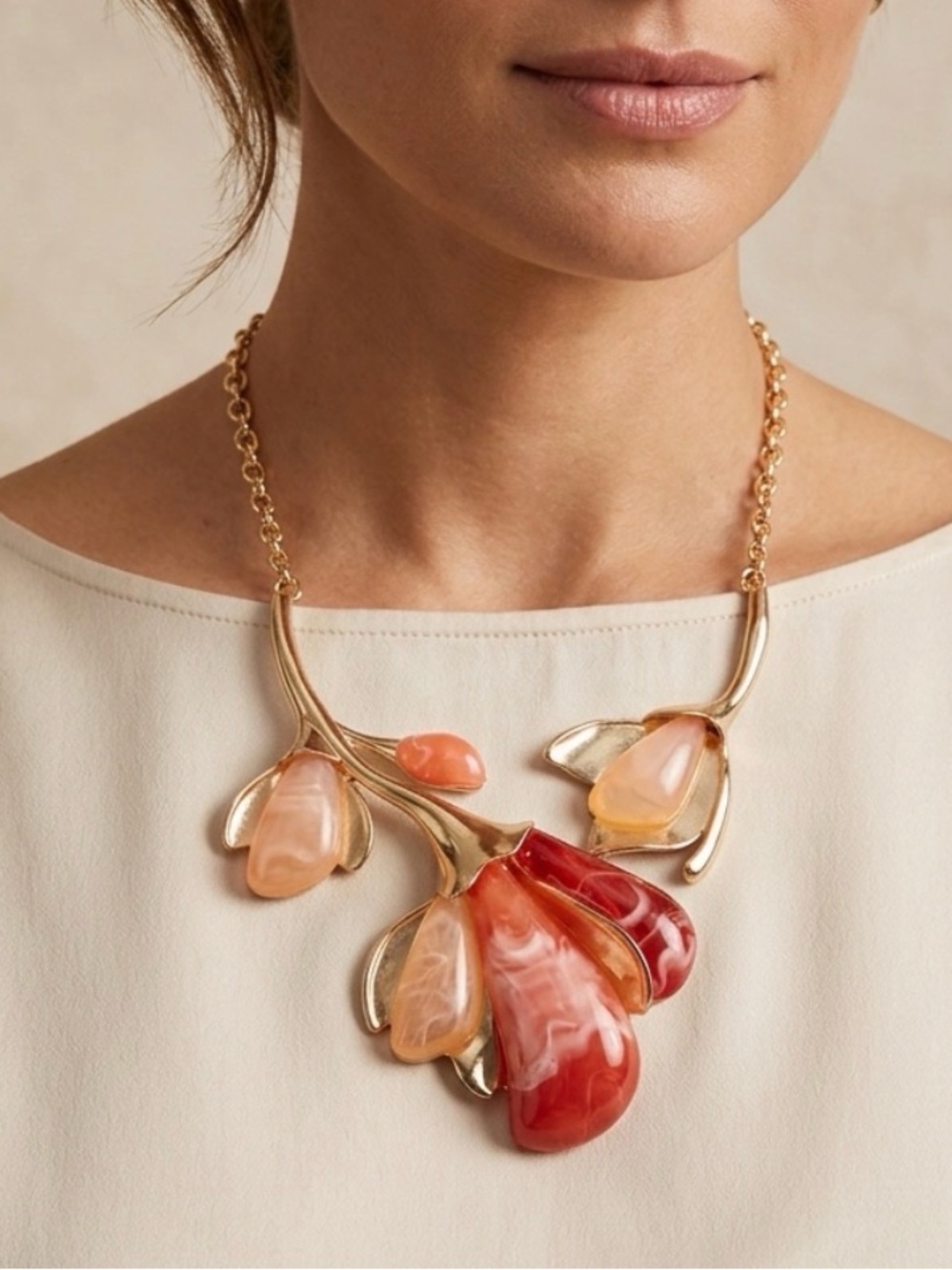 NWT ⚜️🌺⚜️ Natasha Gold Tone Statement Floral Necklace